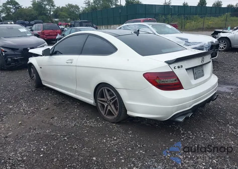 2012 Mercedes-Benz C 63 Amg z USA, uszkodzony, nr VIN WDDGJ7HBXCF802671